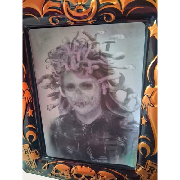 3D Medusa Vintage Photo Frame With Lenticular Portrait Of Woman Skeleton Transfo - Picture 1 of 9